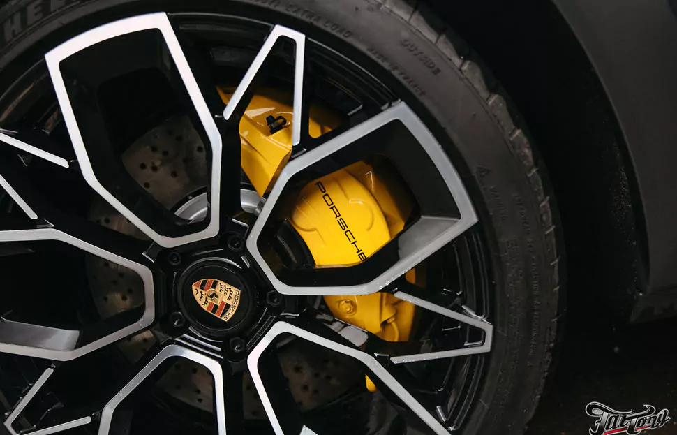 Окрасили суппорта и центральные части тормозных дисков для Porsche Cayenne